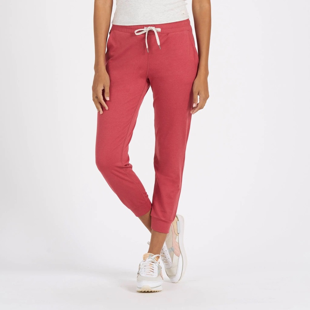 Vuori performance jogger in Sierra Heather.